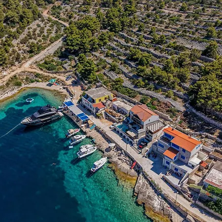 Venetta,beach House,pool,jacuzzi,satellite Internet-wifi,4x4 Utv Vehicle,sup Board,island Zirje, Sibenik Villa *