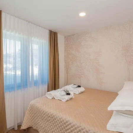 Venetta,beach House,pool,jacuzzi,satellite Internet-wifi,4x4 Utv Vehicle,sup Board,island Zirje, Sibenik Villa Zirje