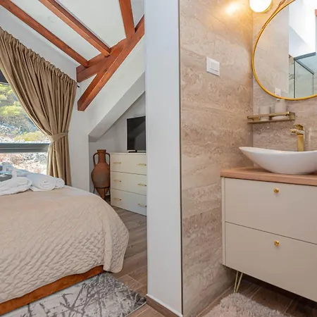 Venetta,beach House,pool,jacuzzi,satellite Internet-wifi,4x4 Utv Vehicle,sup Board,island Zirje, Sibenik *