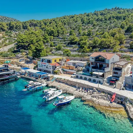 Venetta,beach House,pool,jacuzzi,satellite Internet-wifi,4x4 Utv Vehicle,sup Board,island Zirje, Sibenik Zirje