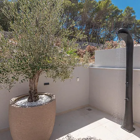Venetta,beach House,pool,jacuzzi,satellite Internet-wifi,4x4 Utv Vehicle,sup Board,island Zirje, Sibenik