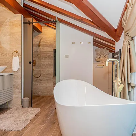 Villa Venetta,beach House,pool,jacuzzi,satellite Internet-wifi,4x4 Utv Vehicle,sup Board,island Zirje, Sibenik