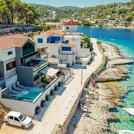 Venetta,beach House,pool,jacuzzi,satellite Internet-wifi,4x4 Utv Vehicle,sup Board,island Zirje, Sibenik Villa *
