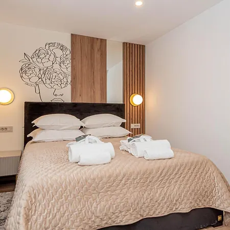 Venetta,beach House,pool,jacuzzi,satellite Internet-wifi,4x4 Utv Vehicle,sup Board,island Zirje, Sibenik Villa