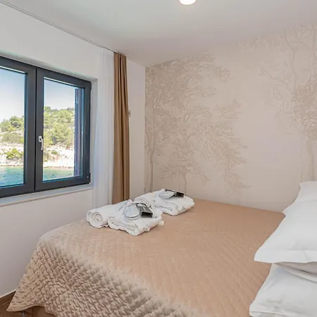 Venetta,beach House,pool,jacuzzi,satellite Internet-wifi,4x4 Utv Vehicle,sup Board,island Zirje, Sibenik Zirje