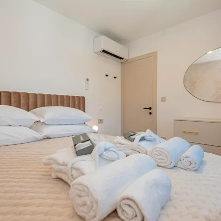 Venetta,beach House,pool,jacuzzi,satellite Internet-wifi,4x4 Utv Vehicle,sup Board,island Zirje, Sibenik