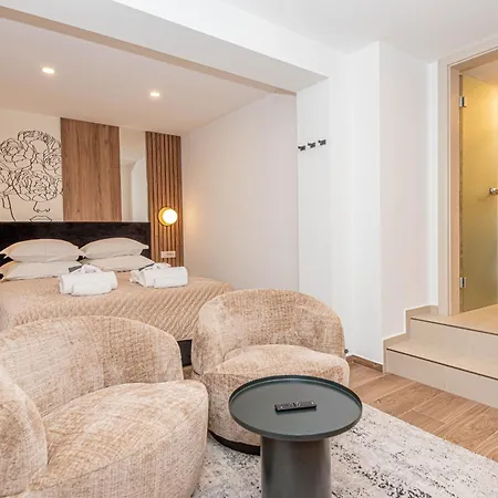 Venetta,beach House,pool,jacuzzi,satellite Internet-wifi,4x4 Utv Vehicle,sup Board,island Zirje, Sibenik Villa *
