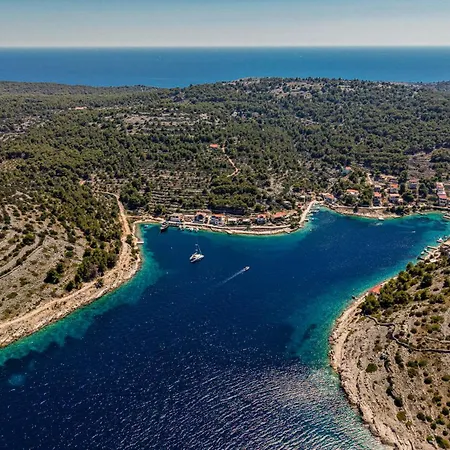 Venetta,beach House,pool,jacuzzi,satellite Internet-wifi,4x4 Utv Vehicle,sup Board,island Zirje, Sibenik Villa Zirje
