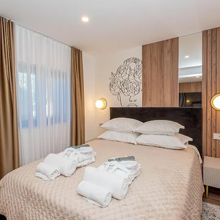 Venetta,beach House,pool,jacuzzi,satellite Internet-wifi,4x4 Utv Vehicle,sup Board,island Zirje, Sibenik *