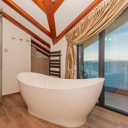 Venetta,beach House,pool,jacuzzi,satellite Internet-wifi,4x4 Utv Vehicle,sup Board,island Zirje, Sibenik Villa