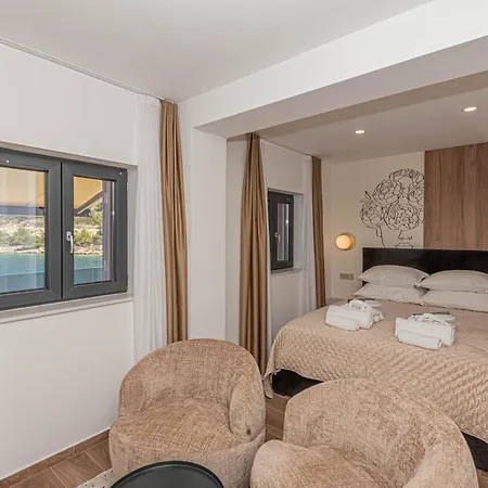 Venetta,beach House,pool,jacuzzi,satellite Internet-wifi,4x4 Utv Vehicle,sup Board,island Zirje, Sibenik Villa *