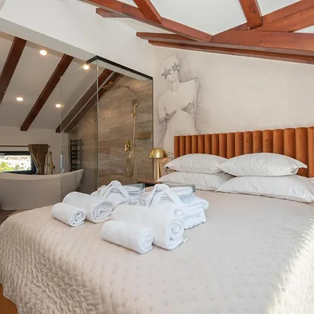 Villa Venetta,beach House,pool,jacuzzi,satellite Internet-wifi,4x4 Utv Vehicle,sup Board,island Zirje, Sibenik Zirje
