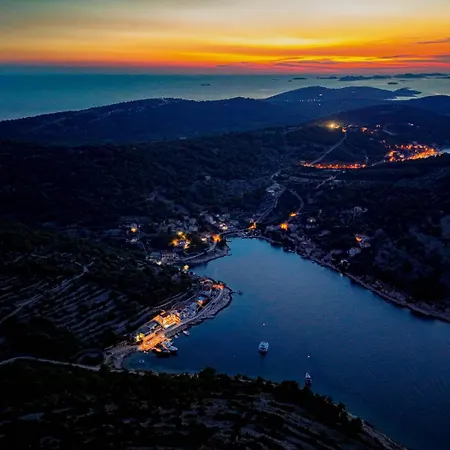 Venetta,beach House,pool,jacuzzi,satellite Internet-wifi,4x4 Utv Vehicle,sup Board,island Zirje, Sibenik Zirje
