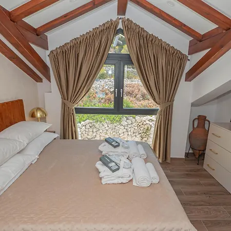 Venetta,beach House,pool,jacuzzi,satellite Internet-wifi,4x4 Utv Vehicle,sup Board,island Zirje, Sibenik *