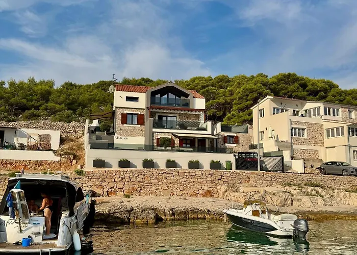 Venetta,beach House,pool,jacuzzi,satellite Internet-wifi,4x4 Utv Vehicle,sup Board,island Zirje, Sibenik Villa