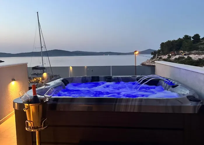 Venetta,beach House,pool,jacuzzi,satellite Internet-wifi,4x4 Utv Vehicle,sup Board,island Zirje, Sibenik Villa