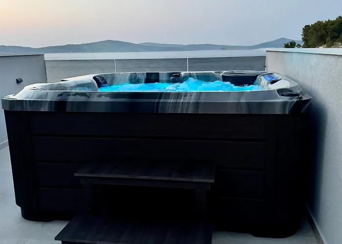 Venetta,beach House,pool,jacuzzi,satellite Internet-wifi,4x4 Utv Vehicle,sup Board,island Zirje, Sibenik