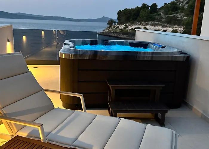 Venetta,beach House,pool,jacuzzi,satellite Internet-wifi,4x4 Utv Vehicle,sup Board,island Zirje, Sibenik