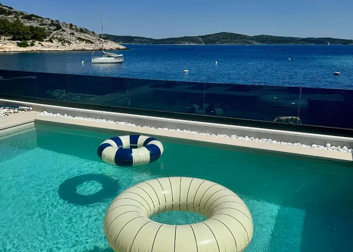 Venetta House ,pool, Jacuzzi, Satellite Internet-wifi,island žirje, šibenik