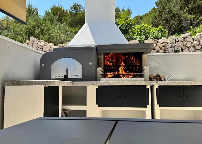 Villa Venetta House ,pool, Jacuzzi, Satellite Internet-wifi,island žirje, šibenik *