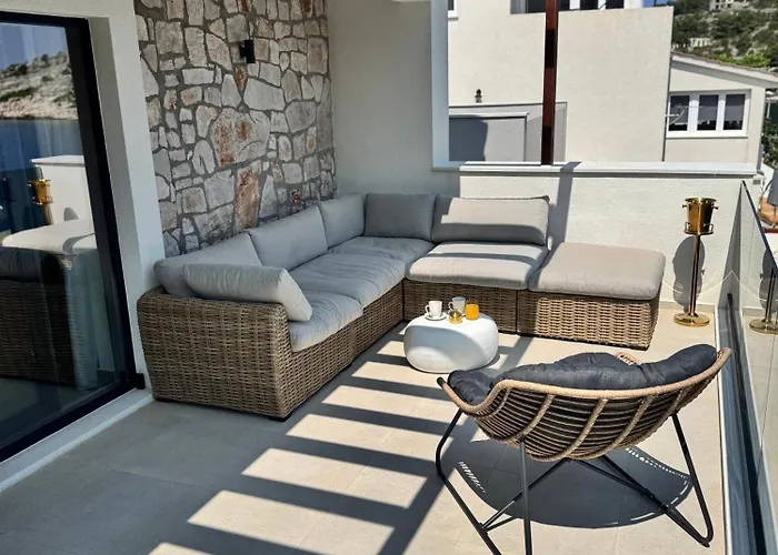 Villa Venetta House ,pool, Jacuzzi, Satellite Internet-wifi,island žirje, šibenik Žirje