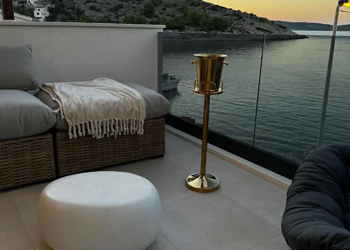 Venetta,beach House,pool,jacuzzi,satellite Internet-wifi,4x4 Utv Vehicle,sup Board,island Zirje, Sibenik