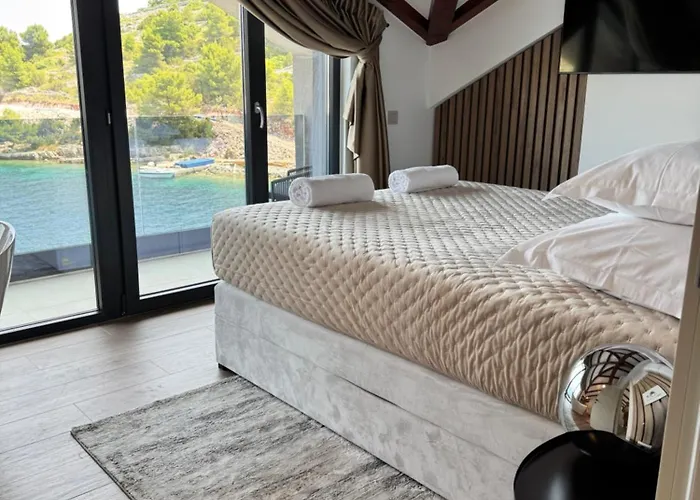 Venetta,beach House,pool,jacuzzi,satellite Internet-wifi,4x4 Utv Vehicle,sup Board,island Zirje, Sibenik Villa