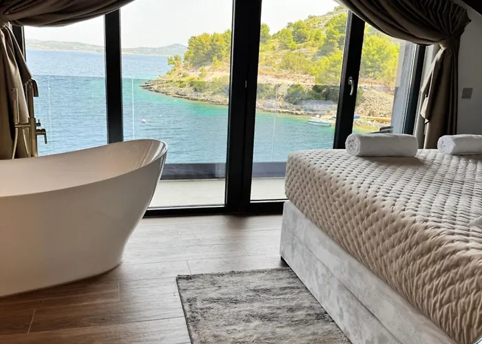 Villa Venetta,beach House,pool,jacuzzi,satellite Internet-wifi,4x4 Utv Vehicle,sup Board,island Zirje, Sibenik