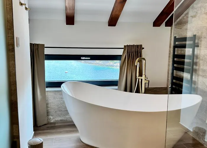 Venetta,beach House,pool,jacuzzi,satellite Internet-wifi,4x4 Utv Vehicle,sup Board,island Zirje, Sibenik Žirje