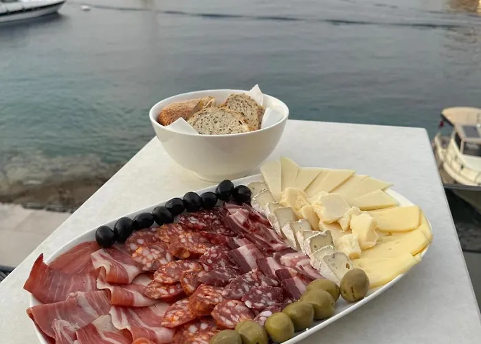 Venetta House ,pool, Jacuzzi, Satellite Internet-wifi,island žirje, šibenik Villa Žirje